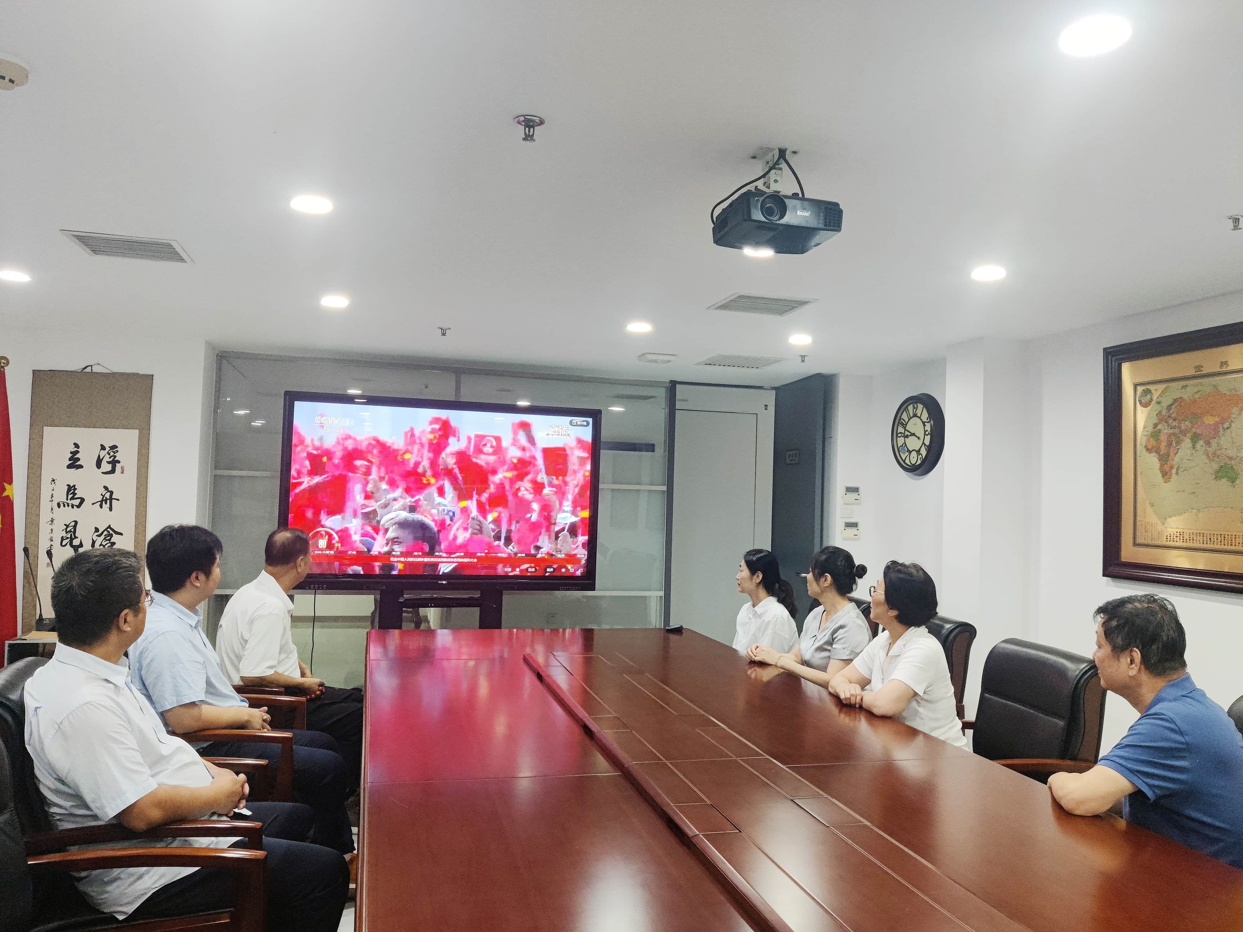 觀看閱兵儀式.jpg 觀看閱兵儀式.jpg